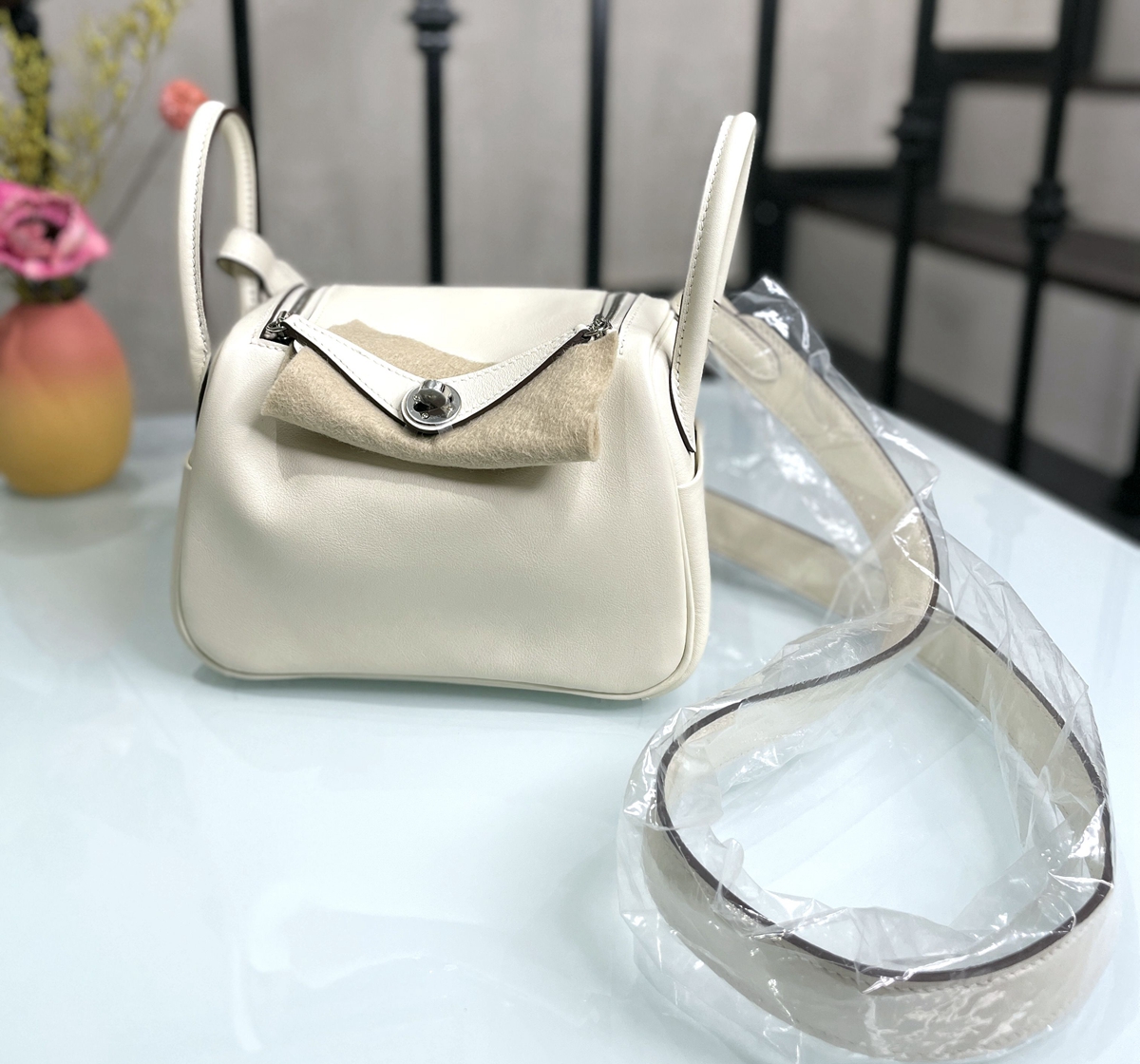 Mini Lindy CKI2 Cream Silver buckle swift leather